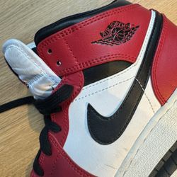 Nike Jordan 1 Mid Chicago Toe