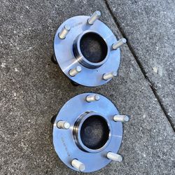 2005 Infiniti G35 RWD Front Wheel Hubs