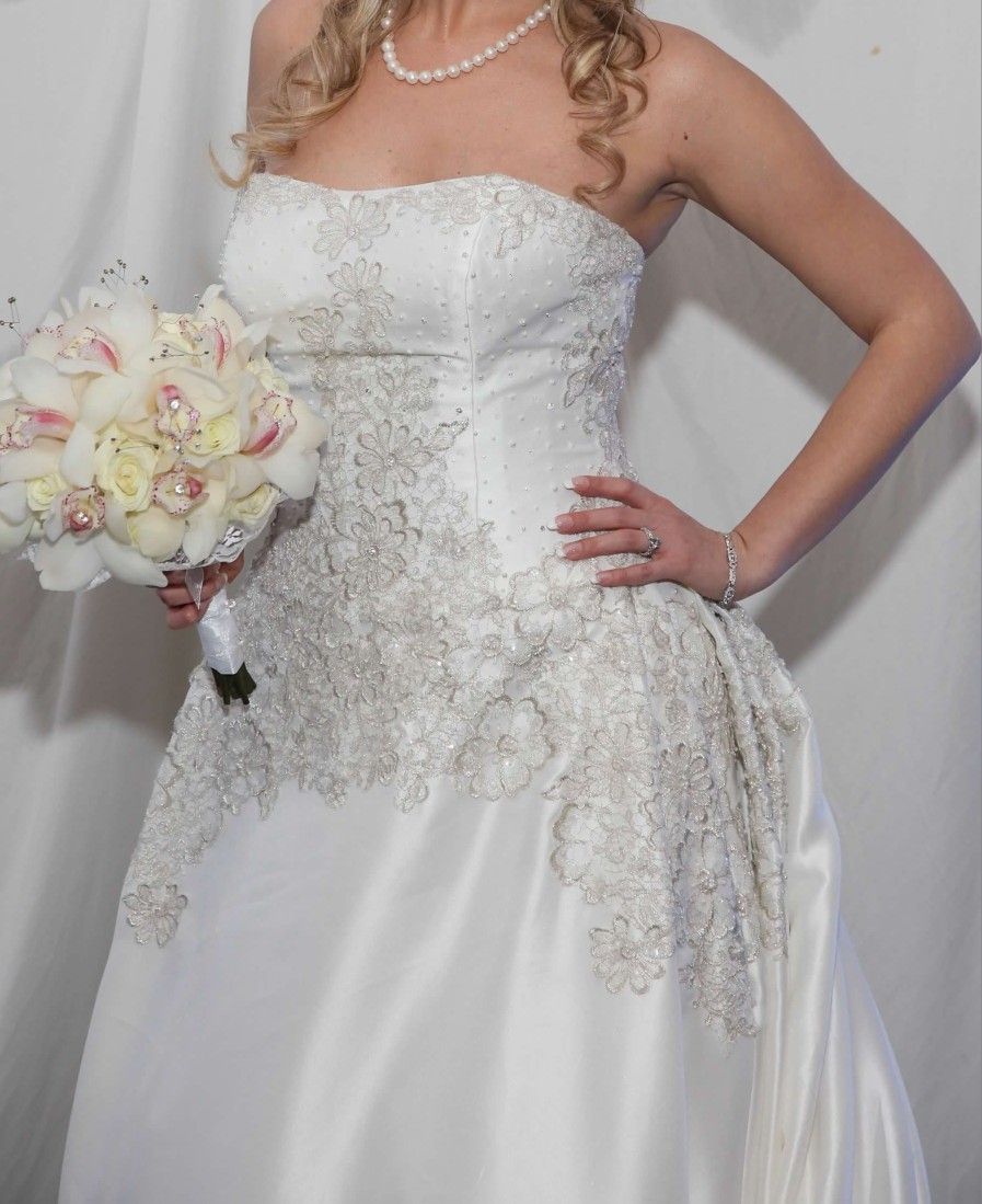 Oleg Cassini Bridal Gown, Ivory Strapless Beaded Lace Wedding Dress, size 4  6 US - www.joarbit.com