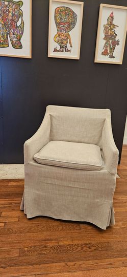 Seating chairs with linen covers