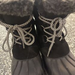 Cat and Jack Size 1 Black/Gray Snow Boots