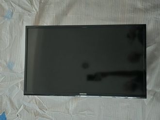 Promoted 32 inch Samsug TV with remote control and stand