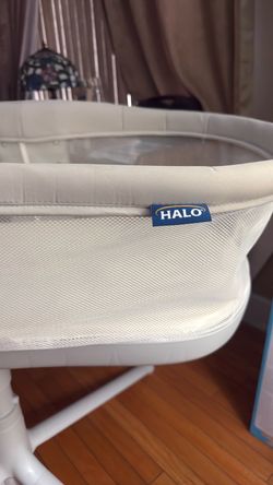 Halo swivel bassinet