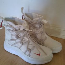 Nike Snow Boots New  Size 8 womens