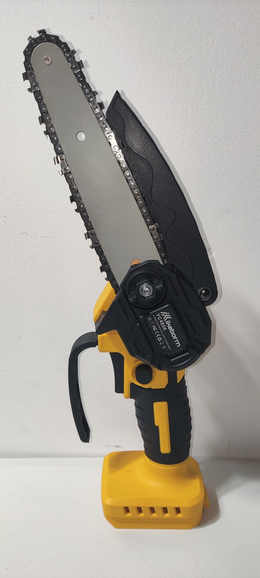 Mini Chainsaw Tool Only Works With DeWalt 20v Batteries