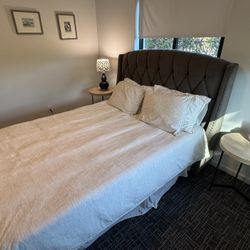 Queen bedroom set - 5 Pieces 