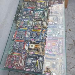 Mesa de cristal decorada con placas electrónicas antiguas