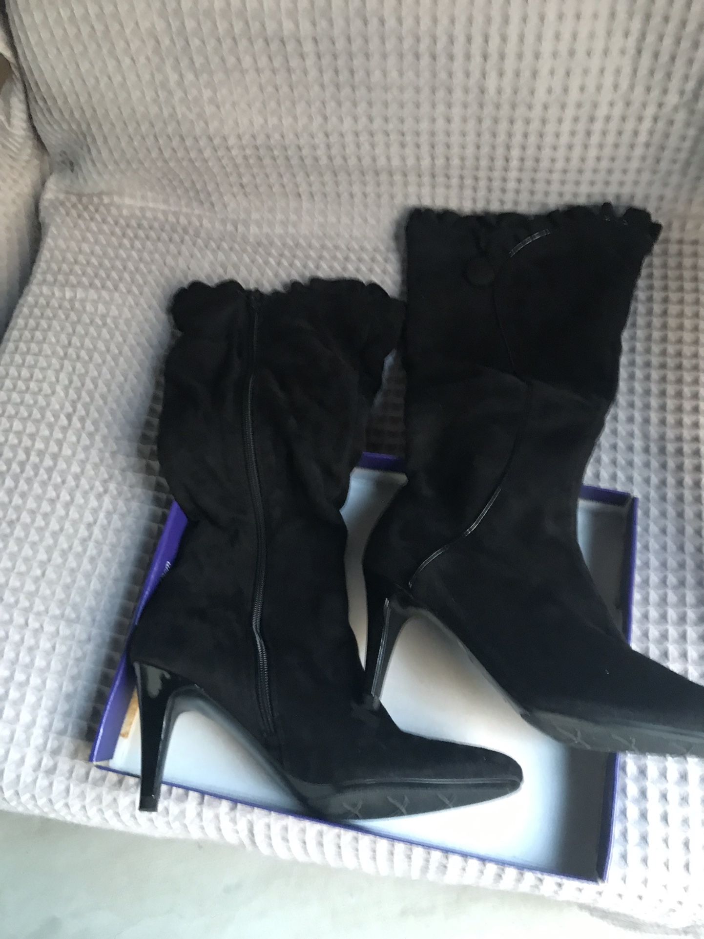Woman Sweade Boots  Size 7.5