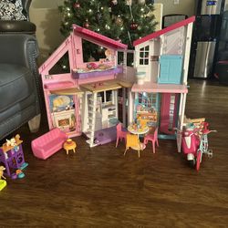 Malibu Barbie Doll House + Doll Clothes + Barbie Dolls 