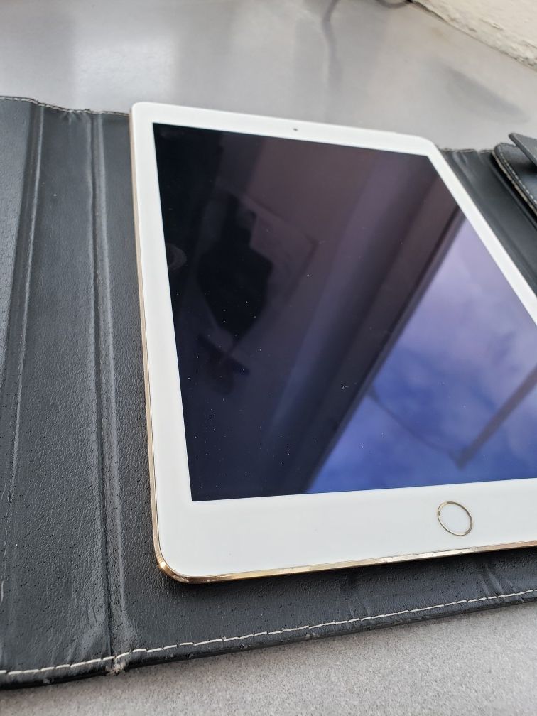 iPad air 2 Gold, wifi + cellular, 16Gb. the last iPad air 2!