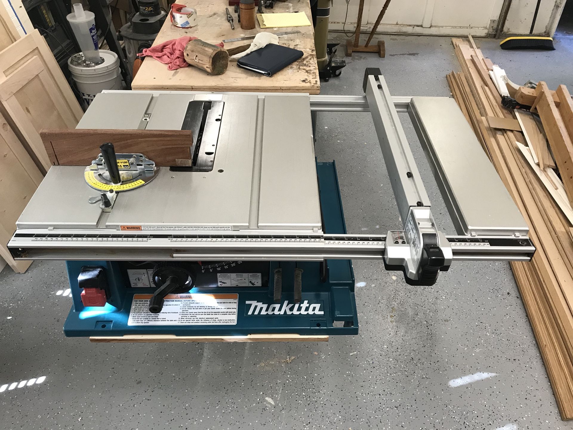 MINT Makita 2705 10”, 15A amp table saw / contractor saw.