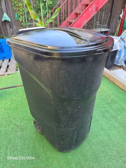 Rubbermaid Roughneck 45 gal Wheeled Trash Can with Lid