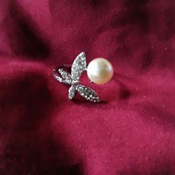 Beautiful Ring with a pearl