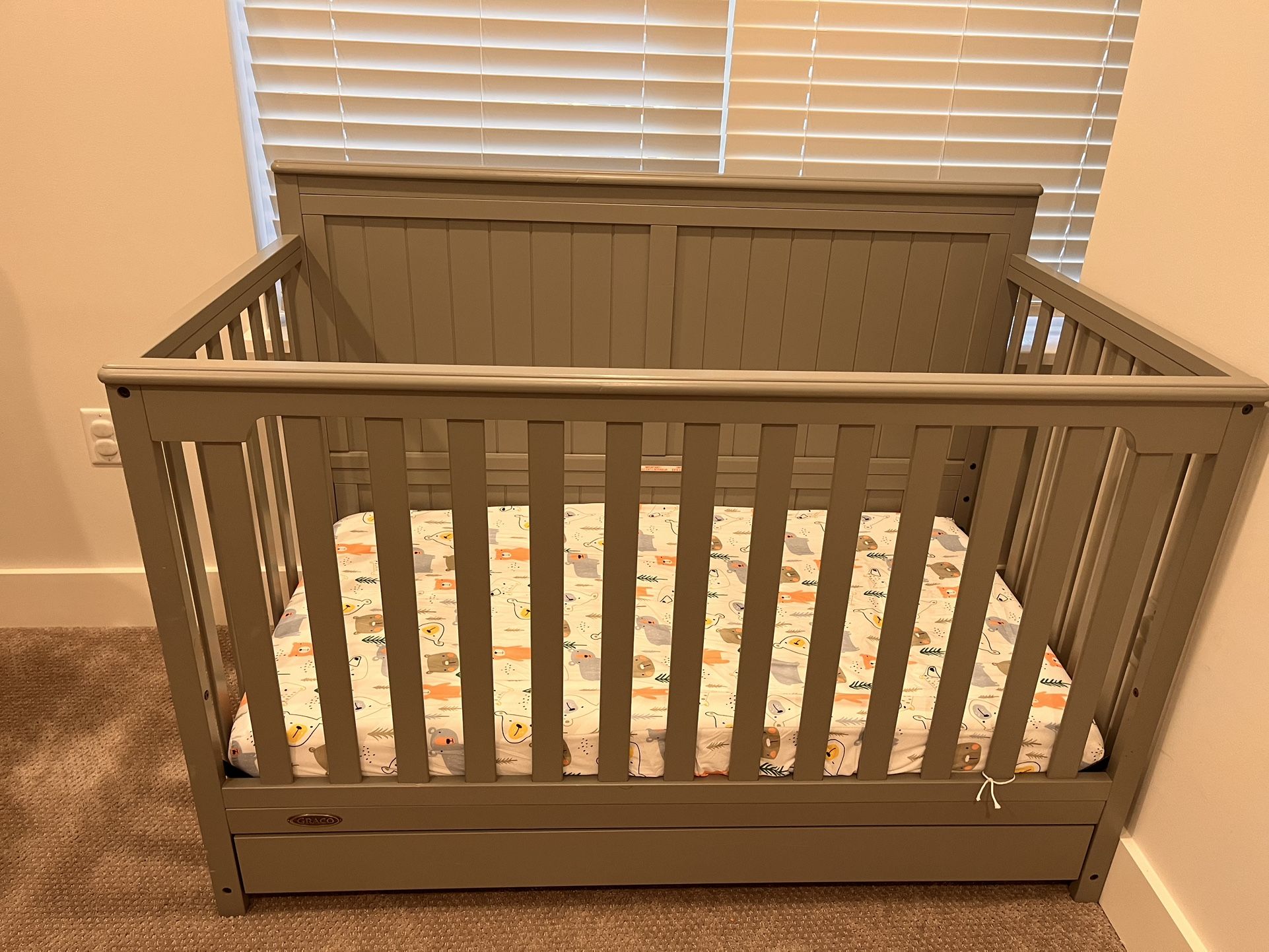 Adjustable Baby Crib With Drawer Set Underneath 