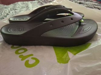 Crocs Women's Platform Flip (size 11)