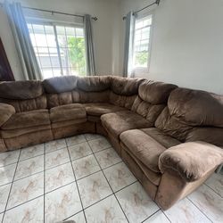 Sectional Couch With Manual Footrests