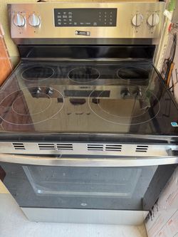 GE Energy Star 30-inch Free Standing Electric Convection Range with No Preheat Air Fry and Easy Wash Oven Tray