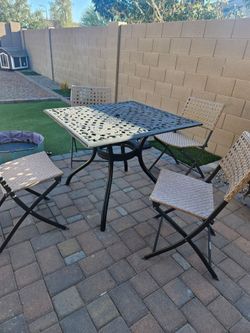Mesa y sillas de patio