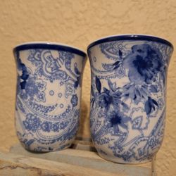 SALT AND PEPPER SHAKERS 