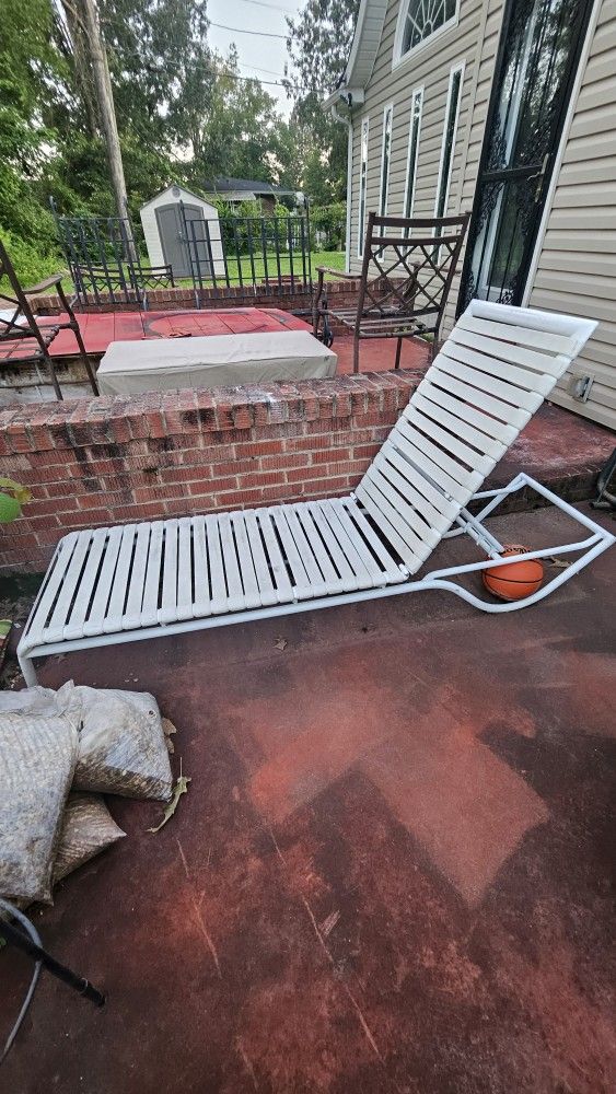 PATIO LOUNGER