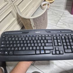 Wireless Keyboard (Needs AAA batteries)