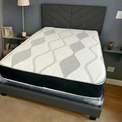 Marco de cama de tamaño completo con colchón disponible