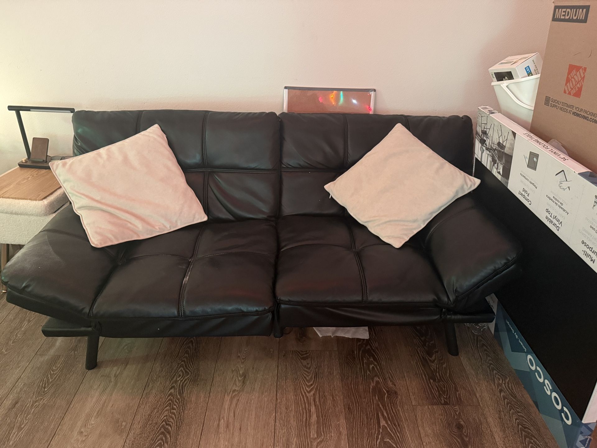 🛏️ Black Leather Couch (Pull-Out Bed)