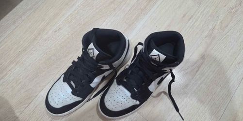 Diamond Air Jordans 1 size 6.5 with crease protection