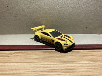 Hot Wheels Loose / Aston Martin Vantage GTE / Yellow