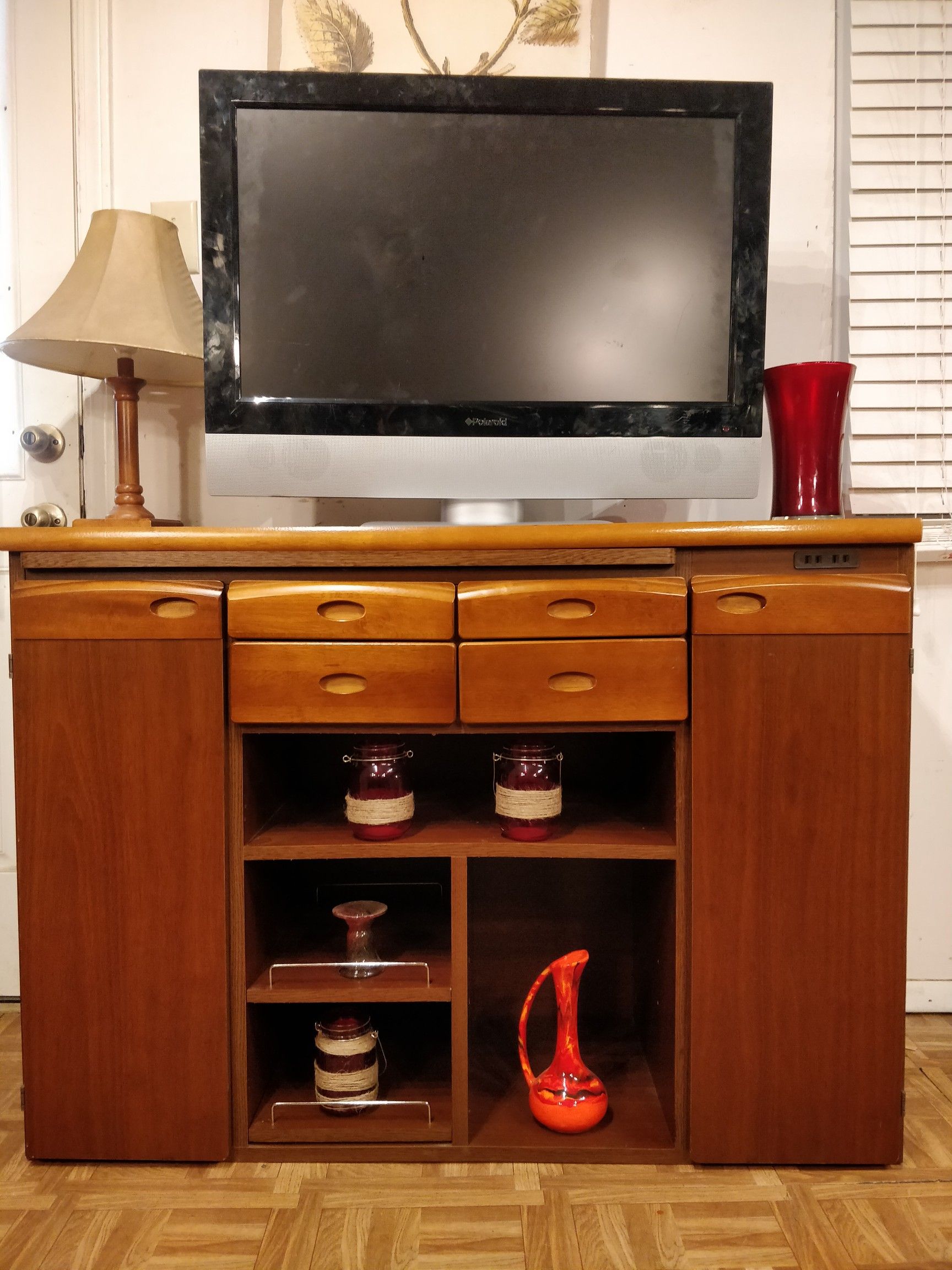 Nice cabinet/TV stand/buffet with drawers and shelves in good condition. L45.5"*W17.5"*H33"