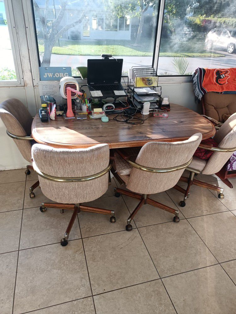 Table w/ 4 Rolling Chairs $30