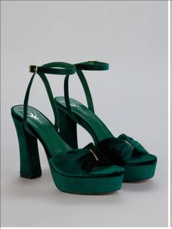 NEW Emerald Green Velvet Platform Heels – Size 7.5