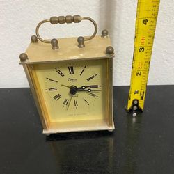 RELOJ ANTIGUO DE METAL DE BATERIA