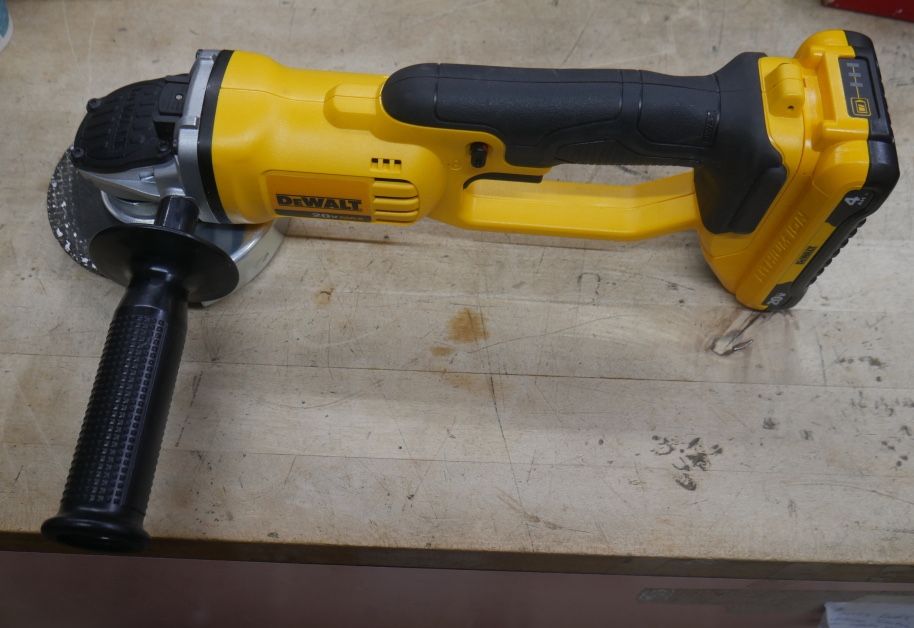 DEWALT DCG412 20V MAX Li-Ion 4-1/2 - 5 in. Cordless Grinder & 4ah battery DCB240. USED. TESTED. IN A GOOD WORKING ORDER.