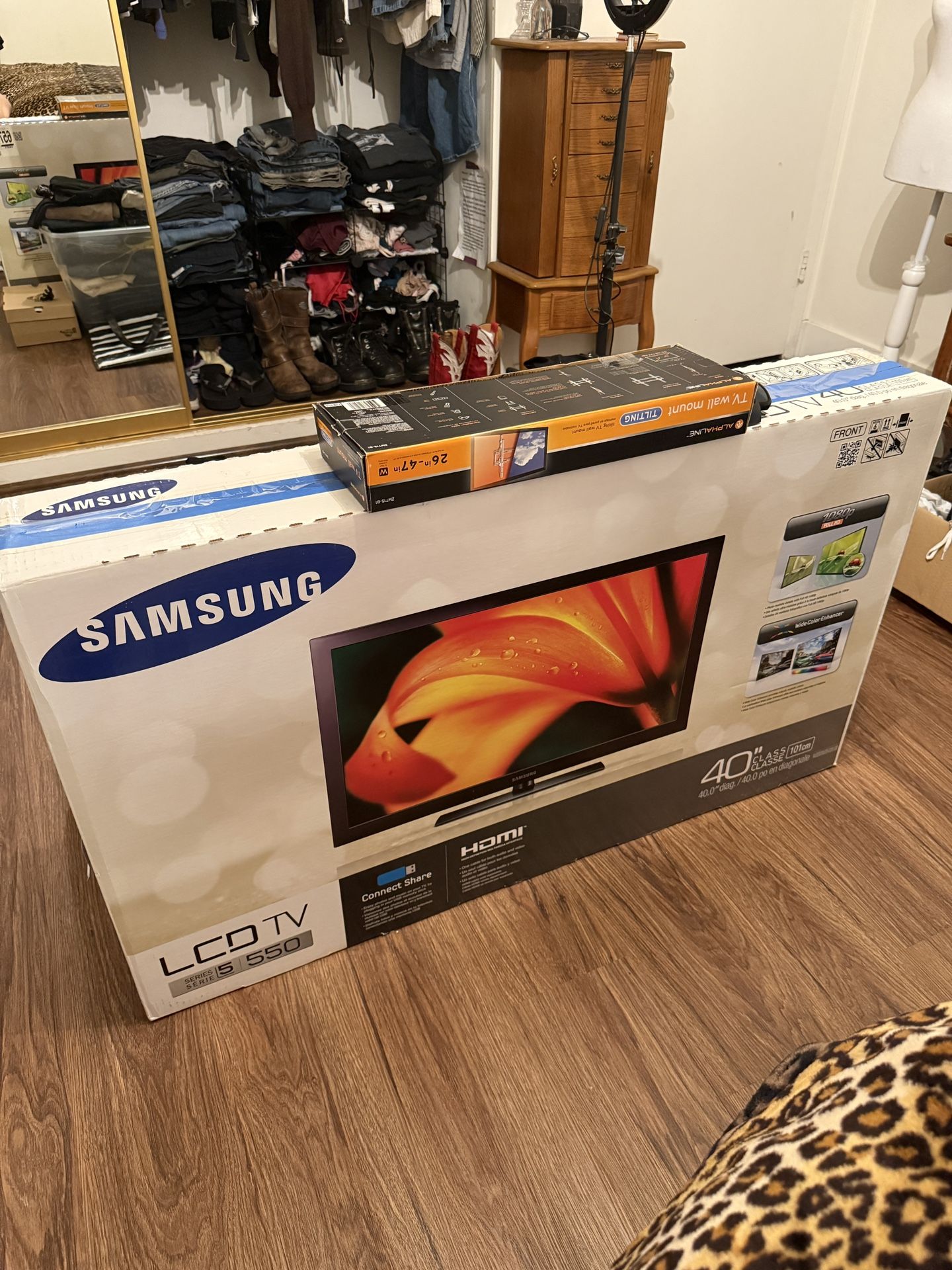 40 Inch TV With Mount And Remote
