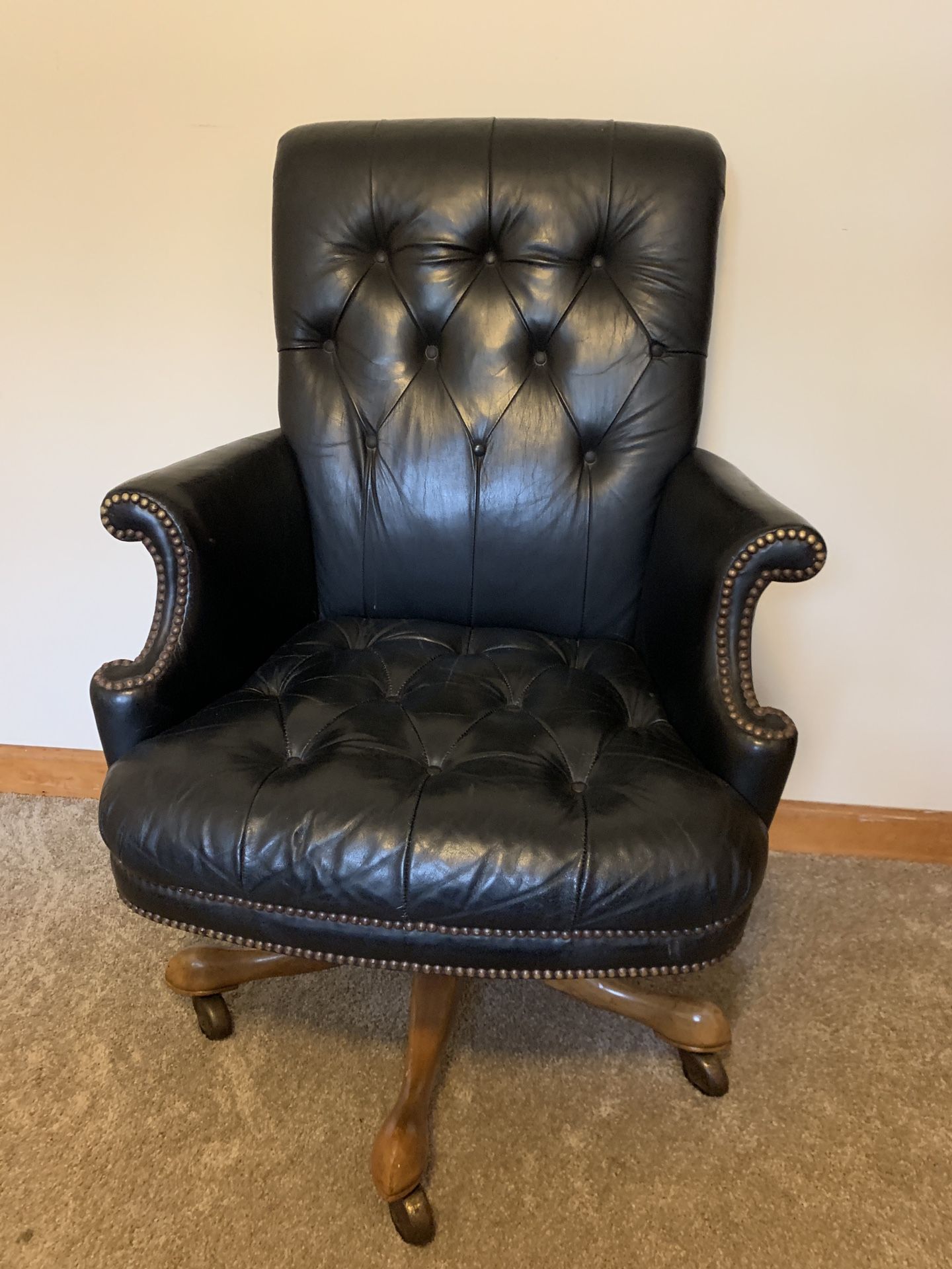 Lawyers style luxury office chair