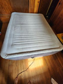 Intex 22" Queen deluxe air mattress
