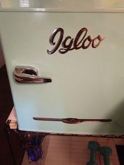 Small refrigerator brand Igloo color blue