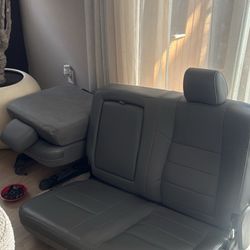 2006 Lariat F250 back leather seat AND fold out utility table