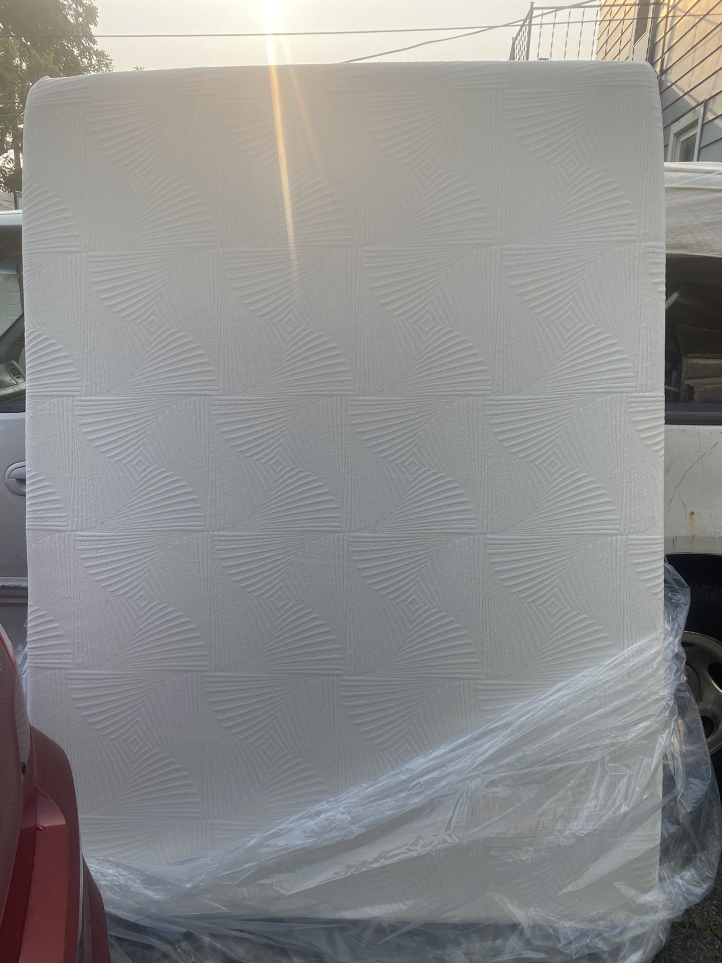 Queen Size Mattress No boxspring pillow top steel and plastic very nice