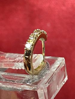 Beautiful 14K gold single earring featuring 6 genuine diamonds