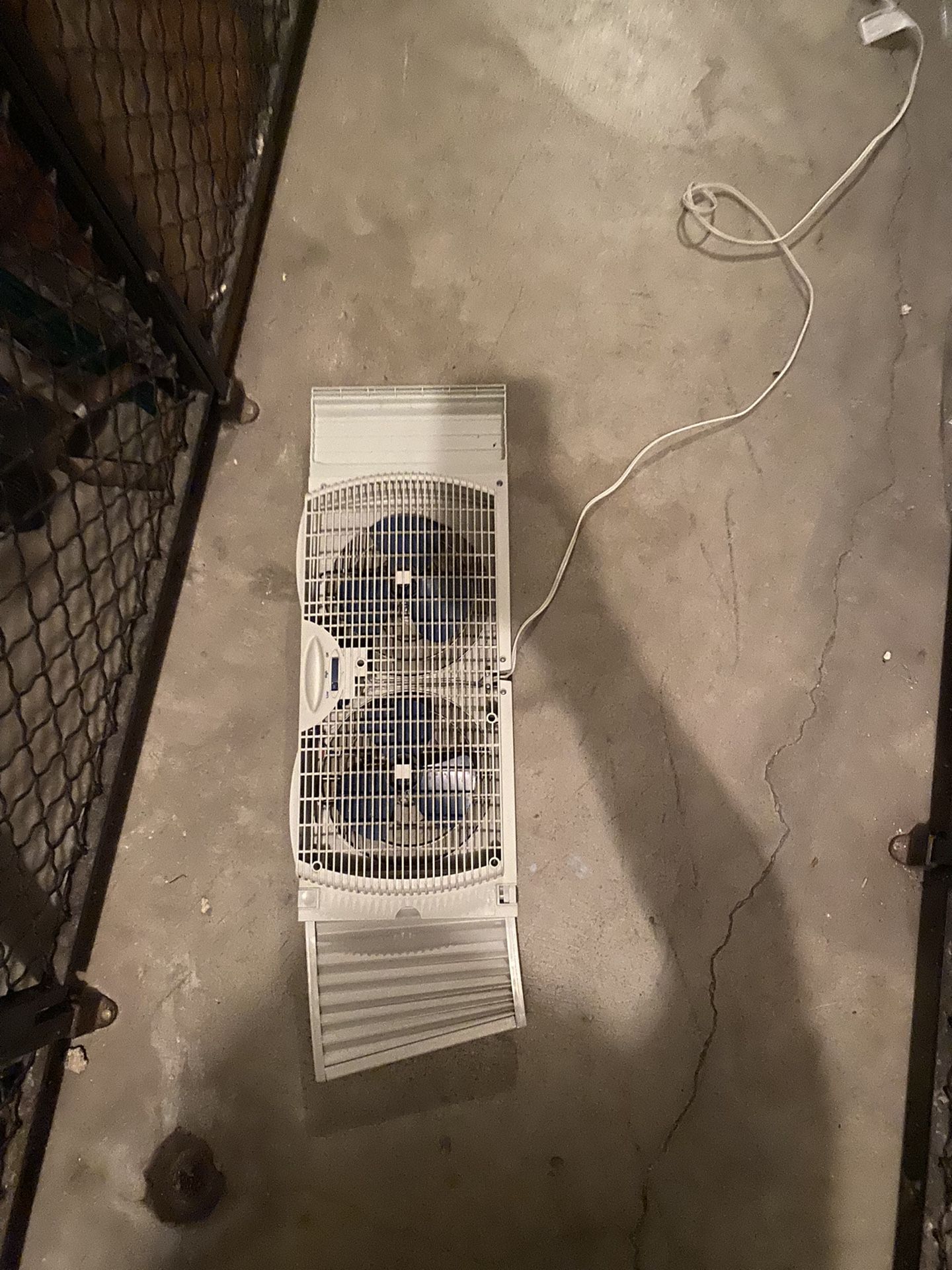 Small window fan