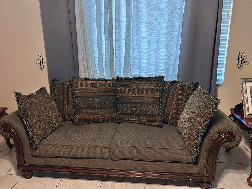 Living Room Set $600 Obo Couch+tables