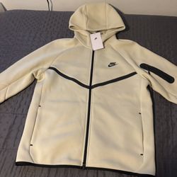 WHITE NIKE TECH FLEE