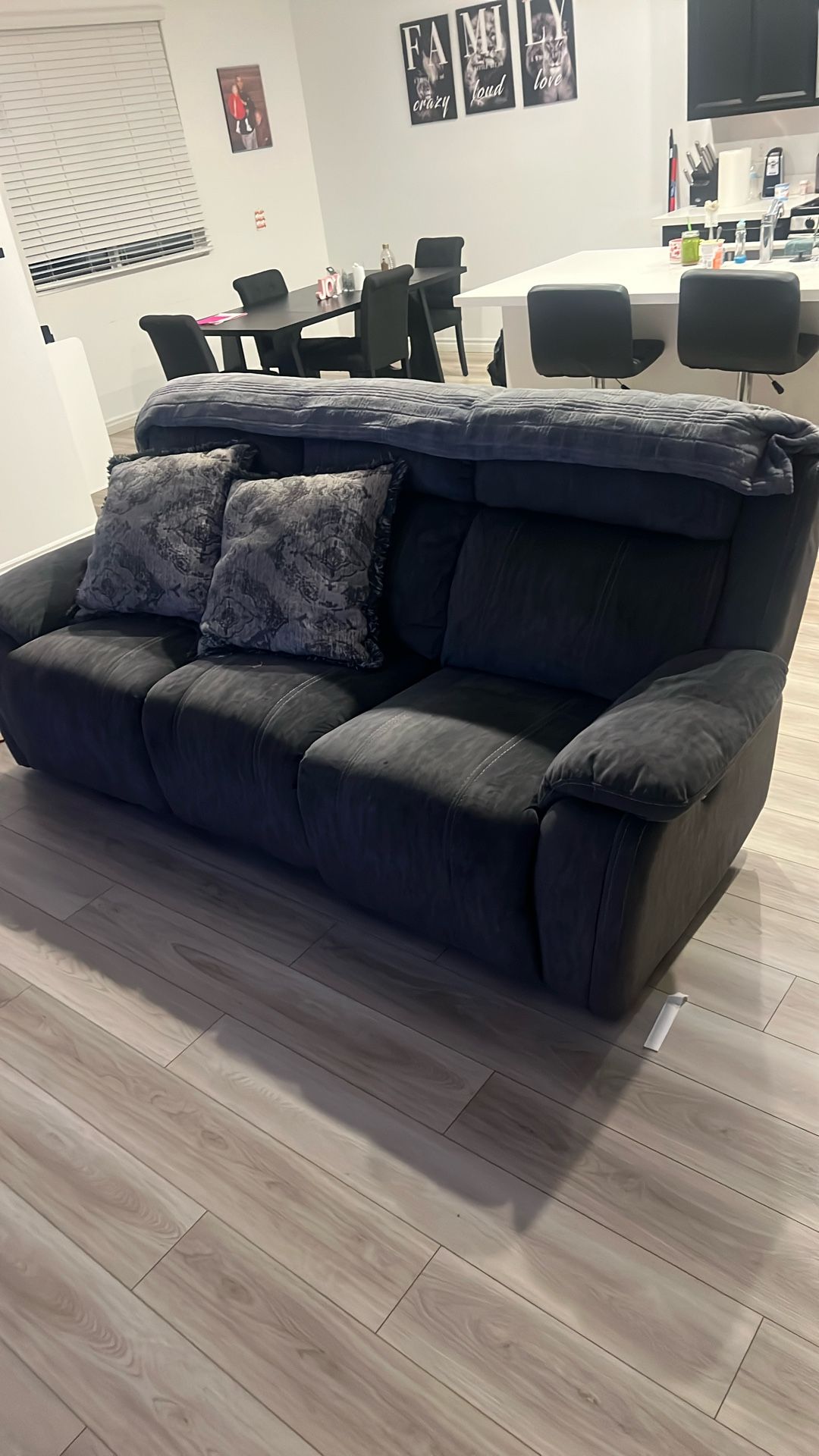 Sectional Couch With Speaker