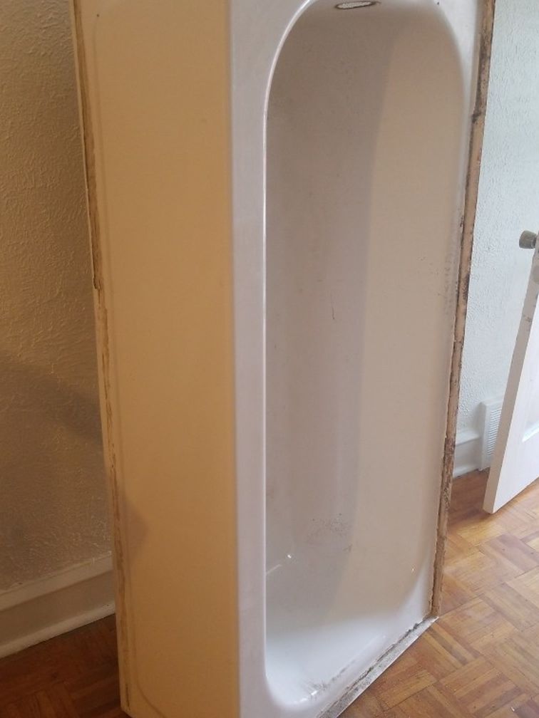 Used In Good condition Pick Up Only Light Metal Left Drain Tub . Located Watkins St Between 6st And 7st 19148