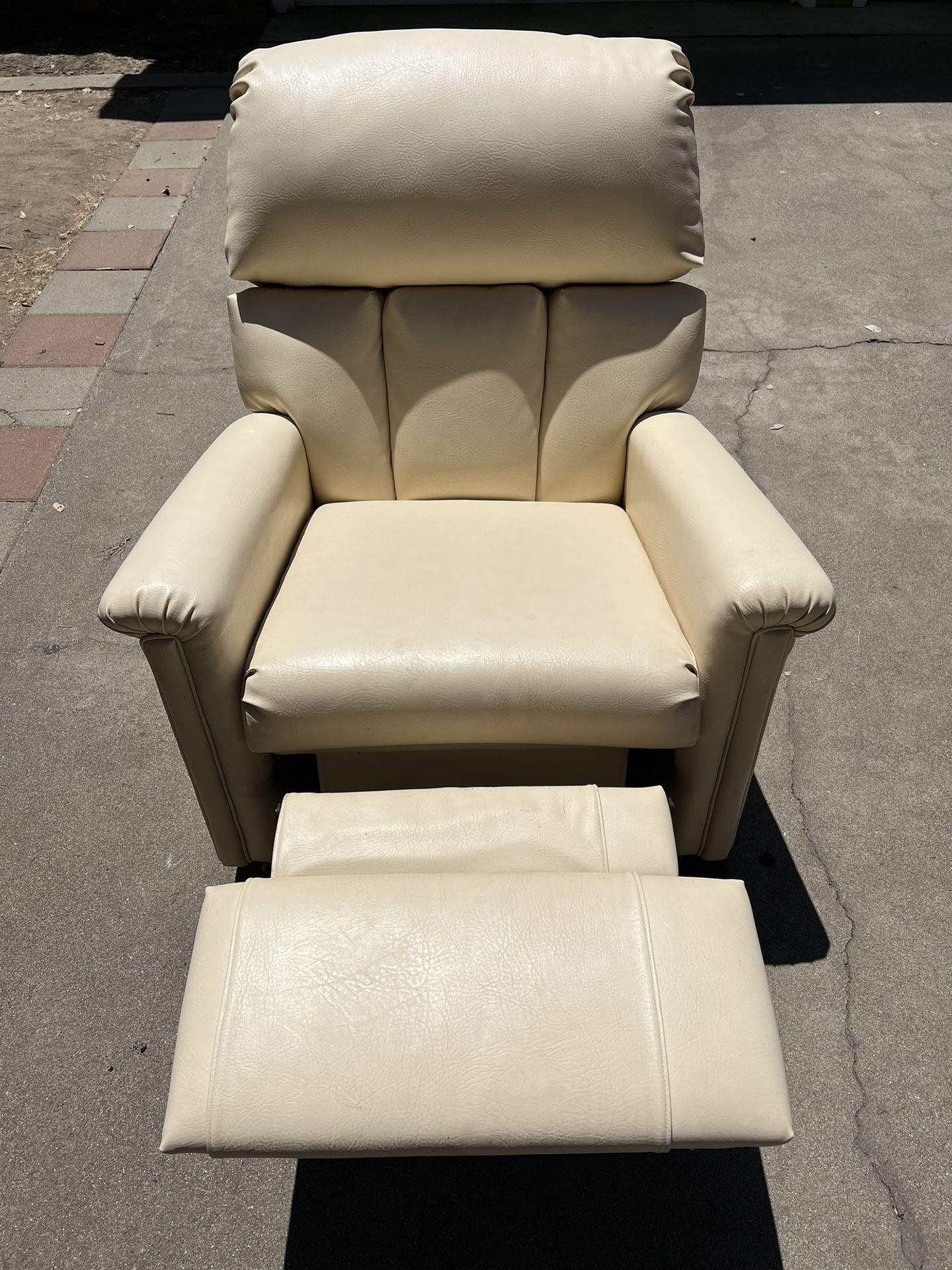 White Leather Recliner for Sale in Modesto, CA OfferUp