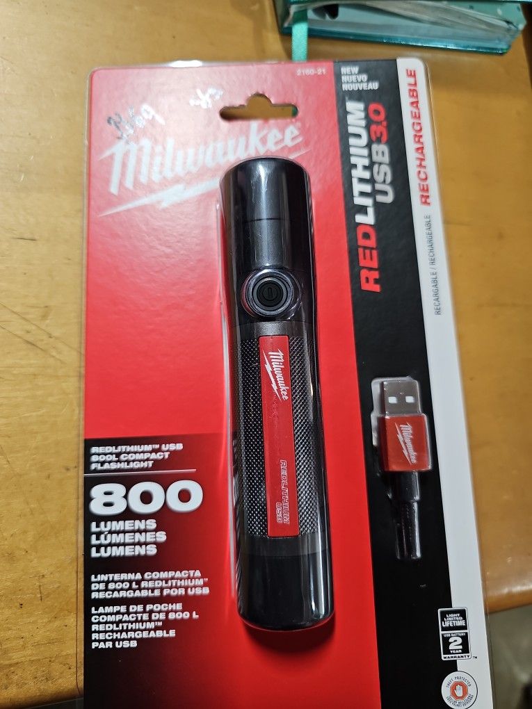 Milwaukee
800 Lumens LED USB Rechargeable HP Fixed Focus Flashlight