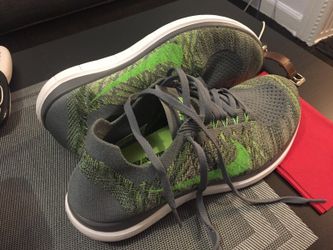 Size 9 Nike 4.0 running sneakers $50