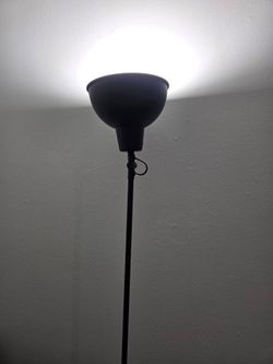 Lampara de pie ajustable negra